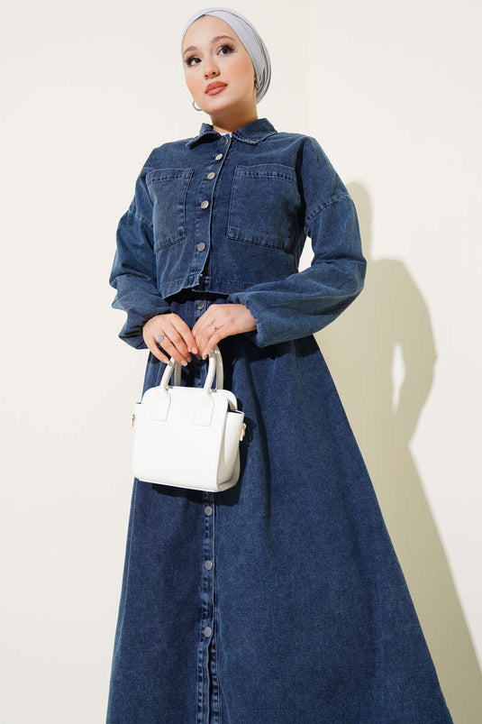 طقم من قطعتين من السترة ذات الأزرار المعدنية وبنطال جينز