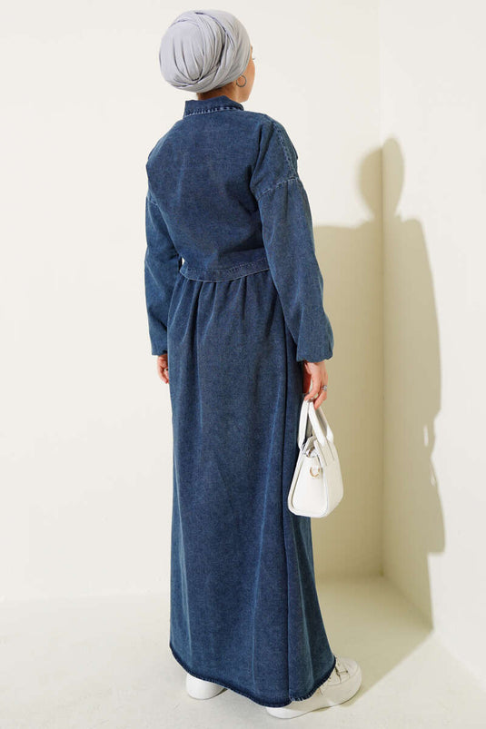 طقم من قطعتين من السترة ذات الأزرار المعدنية وبنطال جينز