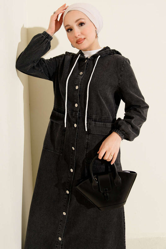 Robe en jean anthracite à capuche et boutons métalliques sur le devant