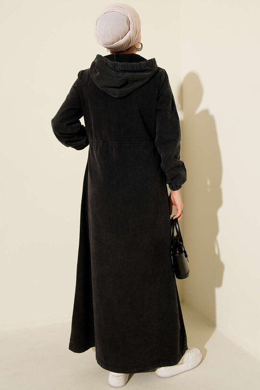 Robe en jean anthracite à capuche et boutons métalliques sur le devant
