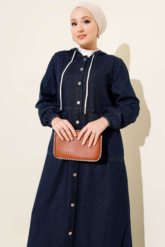 Robe en jean bleu marine à capuche et boutons métalliques