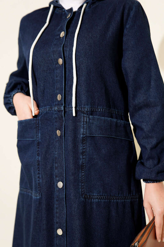 Robe en jean bleu marine à capuche et boutons métalliques