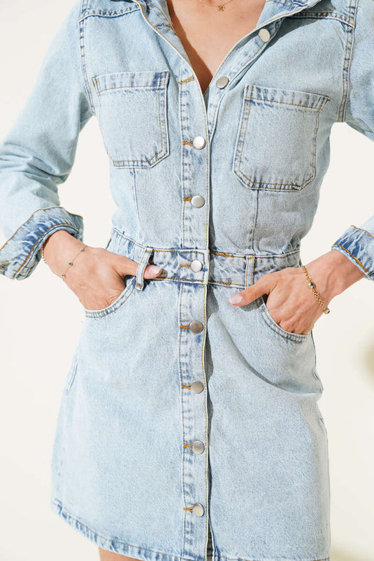 Robe courte en jean bleu glacier avec boutons métalliques