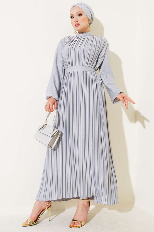 Robe plissée en satin gris