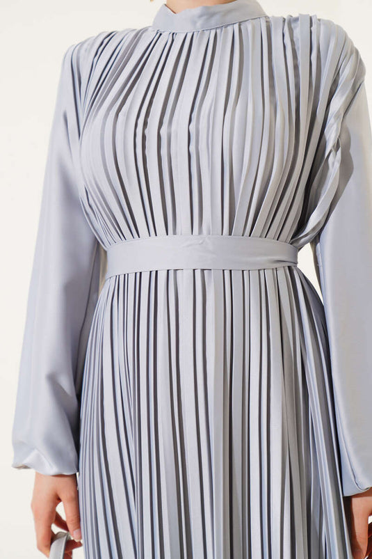 Robe plissée en satin gris