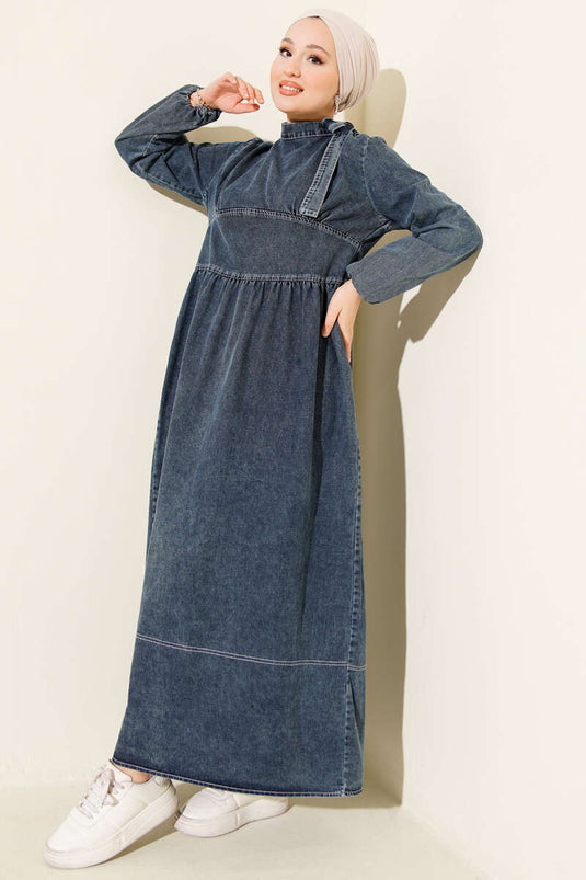 Robe en jean bleu avec décolleté