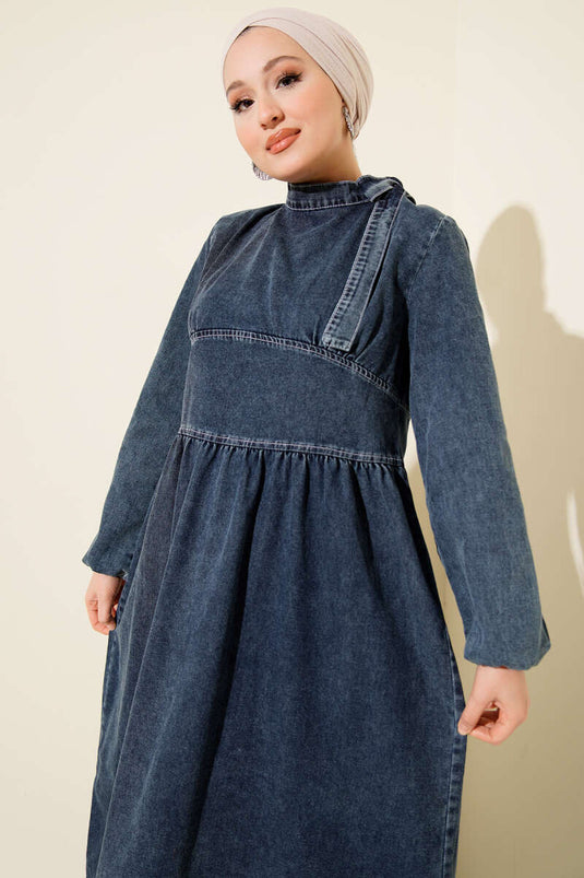 Robe en jean bleu avec décolleté