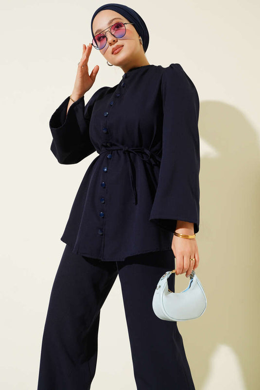 Brit Button gedetailleerd tweedelig pak met touwriem, marineblauw