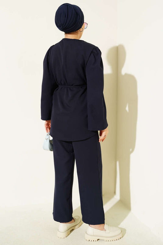 Brit Button gedetailleerd tweedelig pak met touwriem, marineblauw