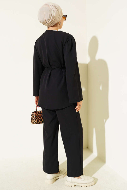 Costume deux pièces noir à ceinture et boutons Brit