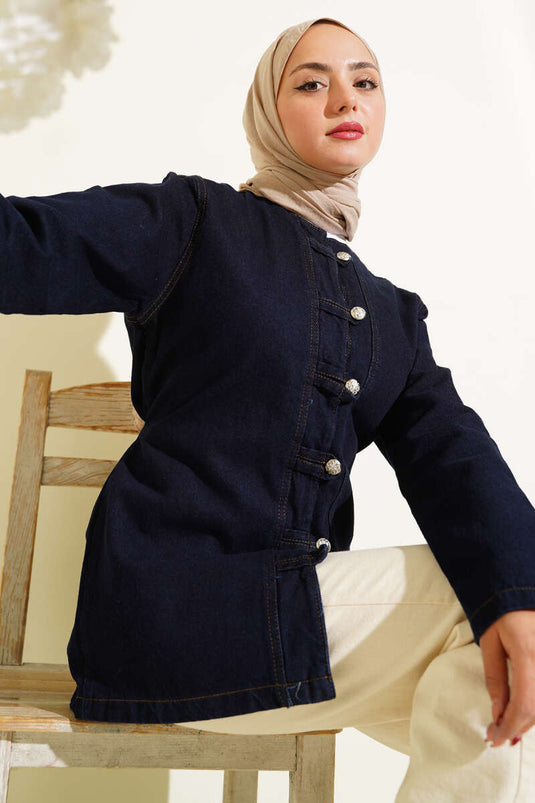 جاكيت جينز بريت بأزرار وتفاصيل باللون الأزرق الداكن
