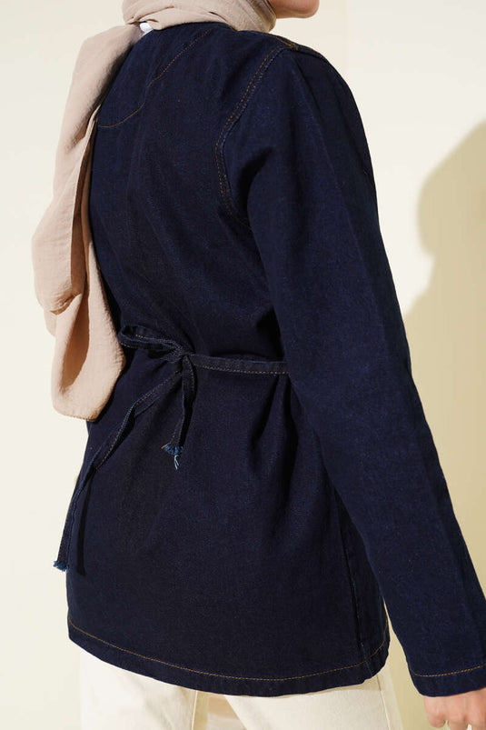 جاكيت جينز بريت بأزرار وتفاصيل باللون الأزرق الداكن