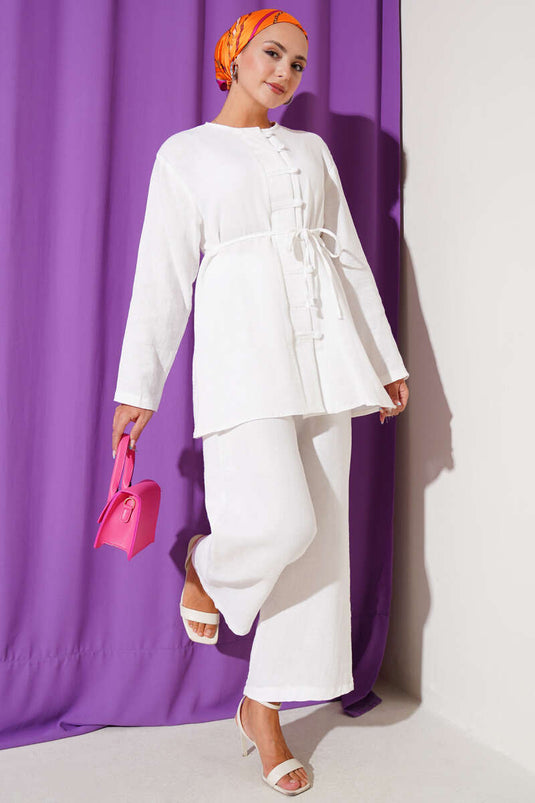 بدلة بريطانية مكونة من قطعتين مغطاة بأزرار باللون الأبيض