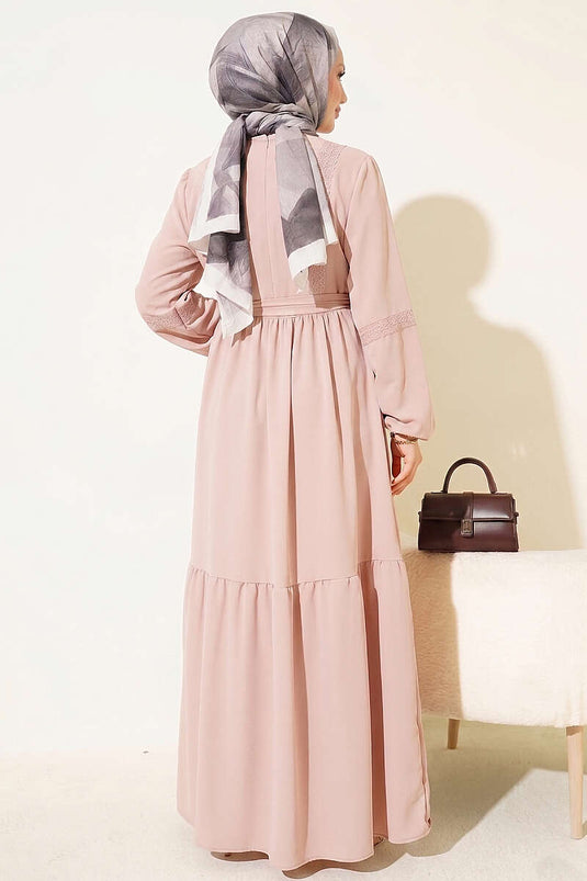 Vestito beige con bottoni Brit e dettagli in pizzo