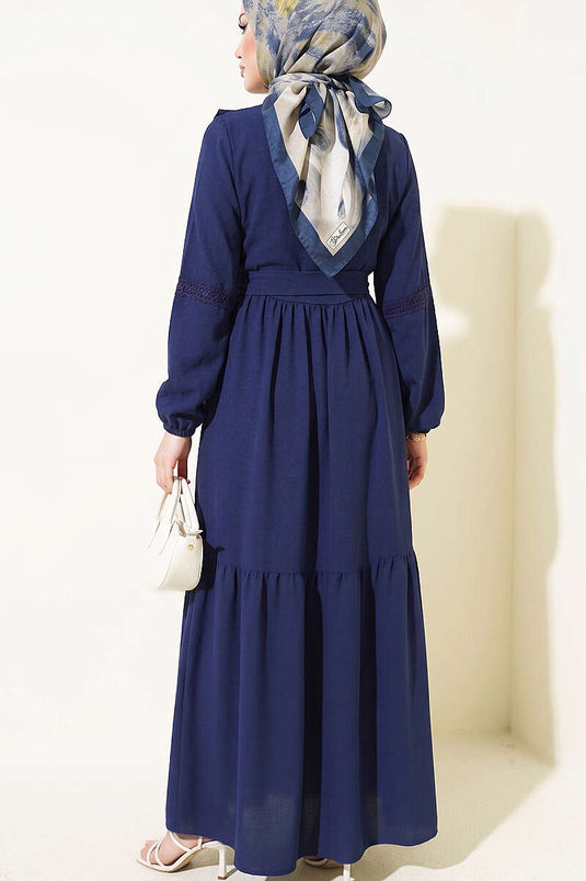 Robe bleu marine avec boutons Brit et détails en guipure