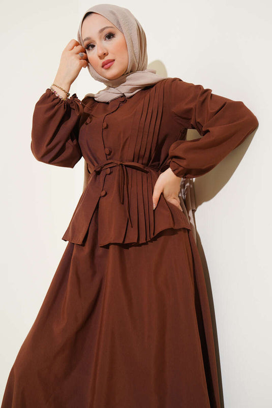 طقم تنورة مزدوجة بزر بريت بني