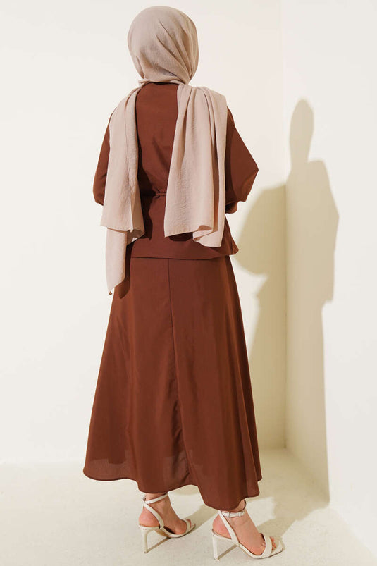 طقم تنورة مزدوجة بزر بريت بني