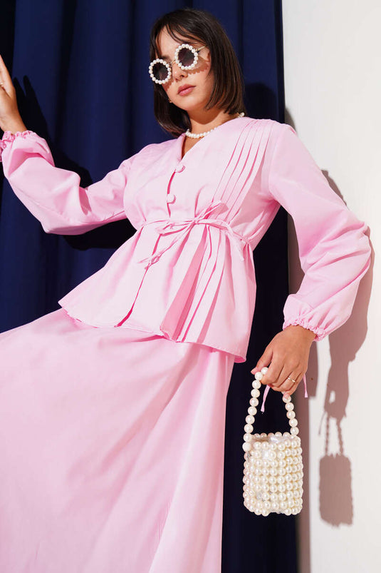 طقم تنورة مزدوجة بأزرار من بريت باللون الوردي