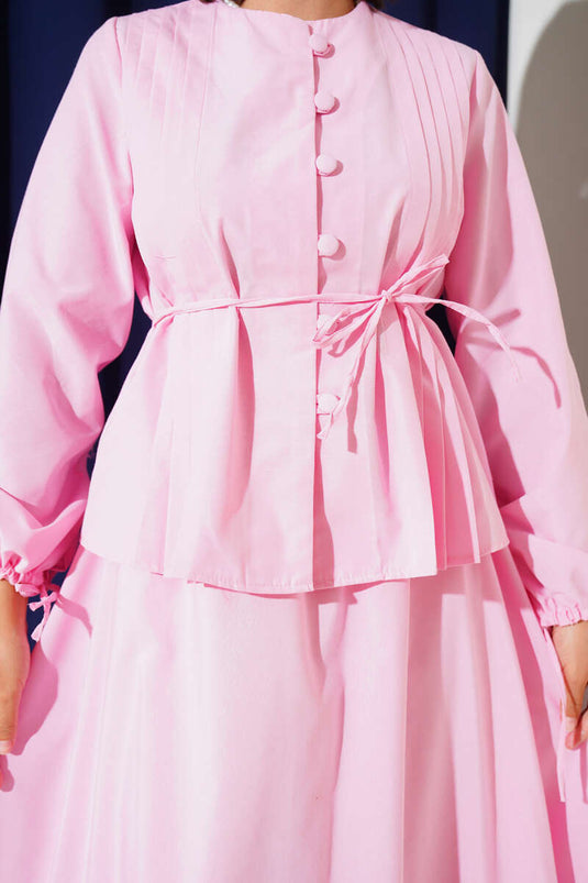 طقم تنورة مزدوجة بأزرار من بريت باللون الوردي