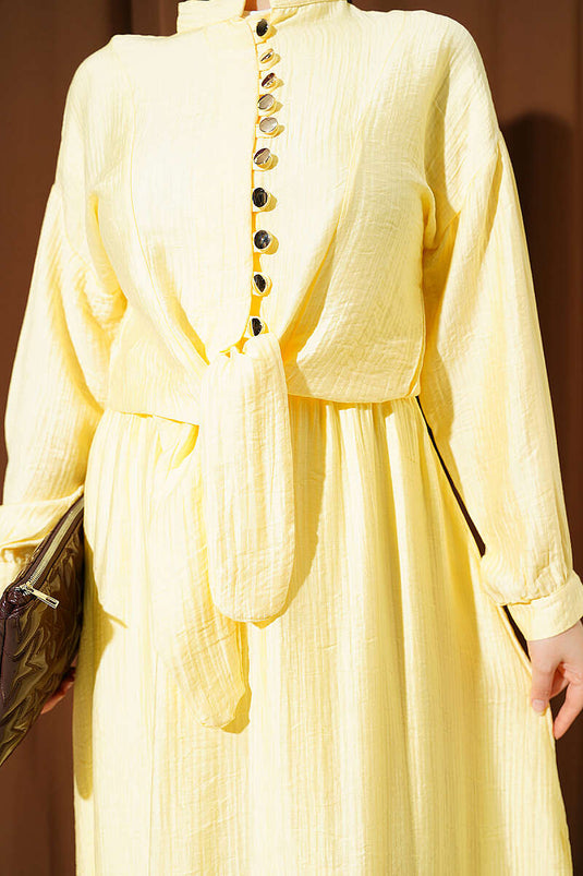 Ensemble deux pièces avec jupe à cordon et boutons en or jaune, mode modeste