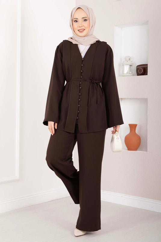 طقم مزدوج بحزام وأزرار باللون البني