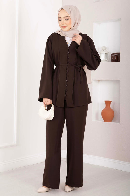 طقم مزدوج بحزام وأزرار باللون البني