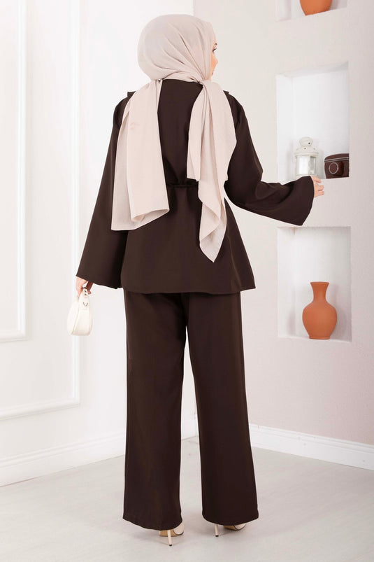 طقم مزدوج بحزام وأزرار باللون البني