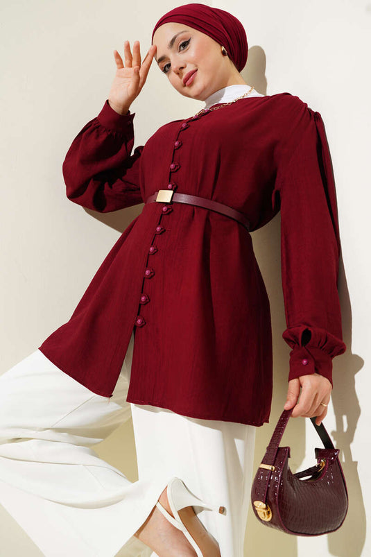 قميص برقبة على شكل حرف V بأزرار باللون العنابي