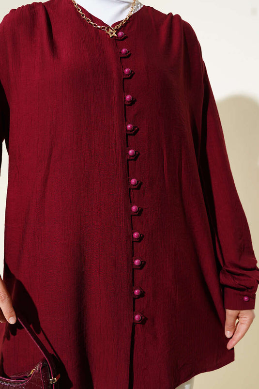 قميص برقبة على شكل حرف V بأزرار باللون العنابي