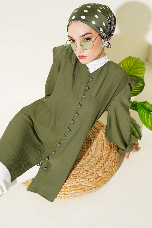 قميص بياقة على شكل حرف V بأزرار باللون الزيتوني