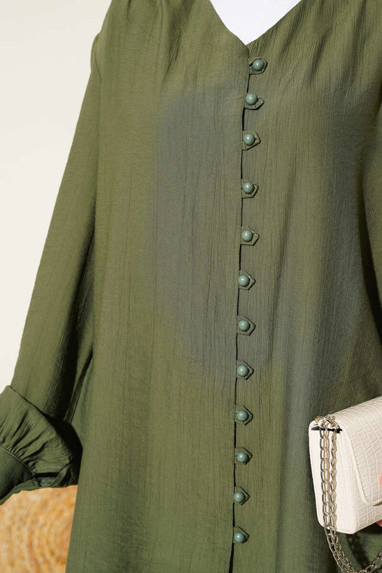 قميص بياقة على شكل حرف V بأزرار باللون الزيتوني