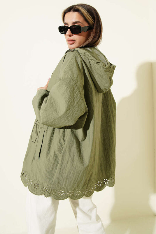 معطف ترنش بغطاء رأس وتفاصيل مطرزة باللون الزيتوني