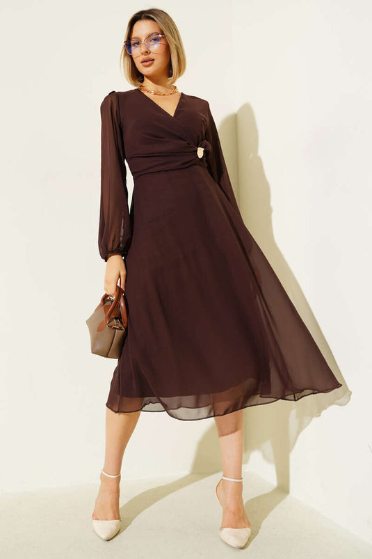 Robe marron à col en V et détails bronzés