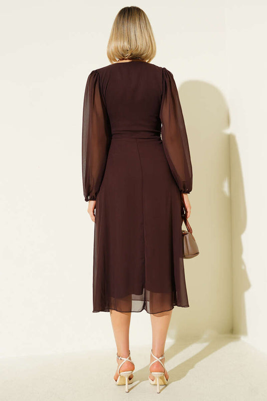 Bronş Detaylı V Yaka Elbise Kahve