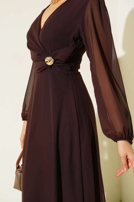 Robe marron à col en V et détails bronzés