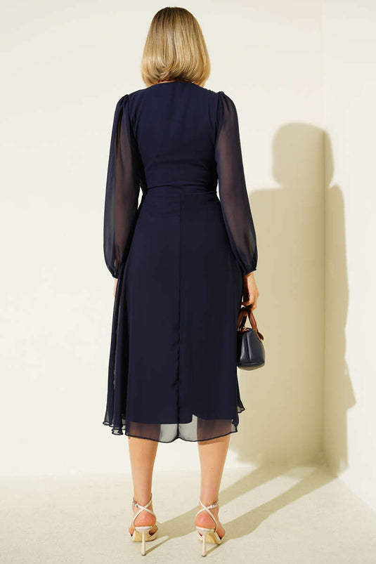 Bronş Detaylı V Yaka Elbise Lacivert