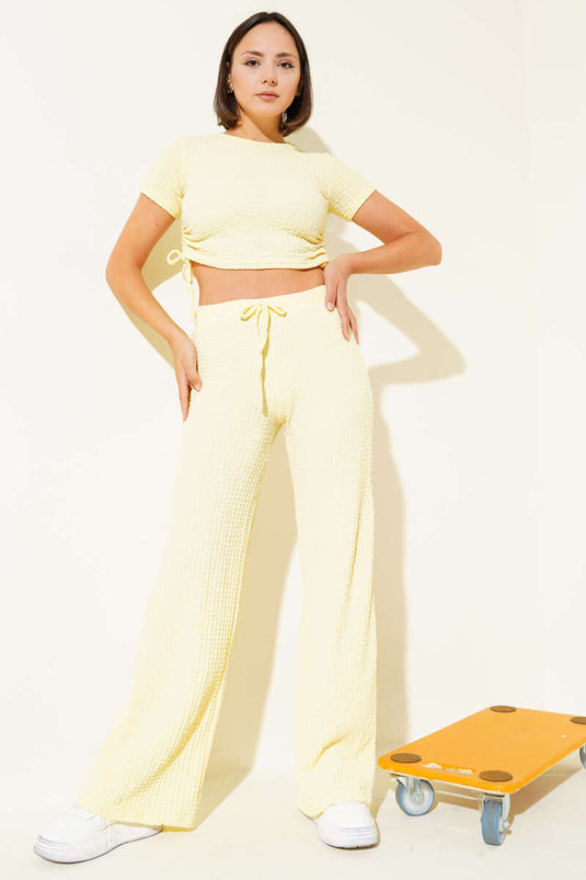 Ensemble deux pièces jaune à motif bulles et lacets latéraux