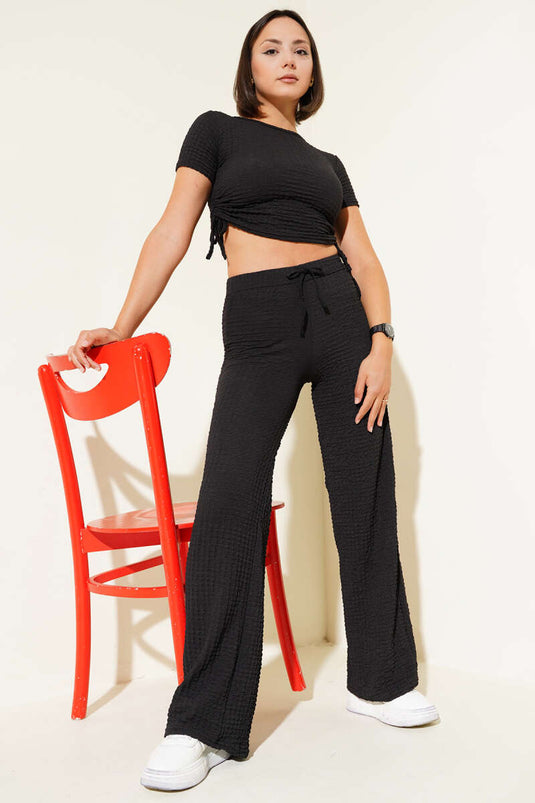 Cropped tweedelig setje met bubbelpatroon en vetersluiting aan de zijkant, zwart