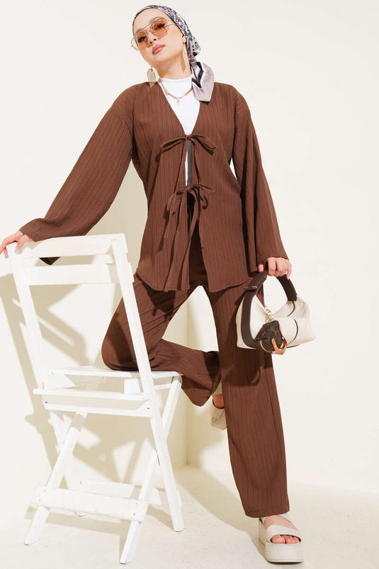 Costume deux pièces bordeaux à lacets sur le devant marron