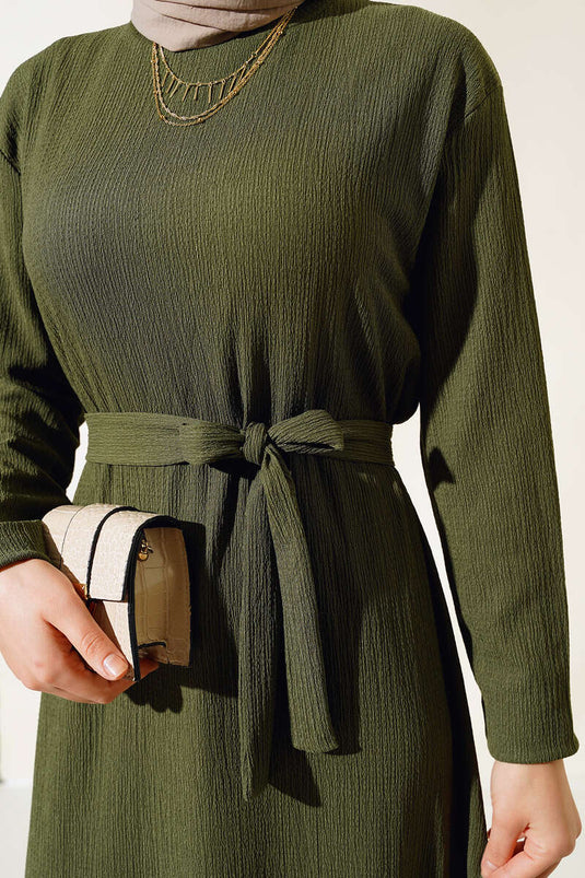 Robe plissée à volants avec ceinture kaki