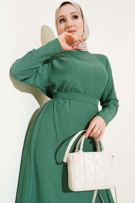 فستان متعدد الطبقات بحزام أخضر