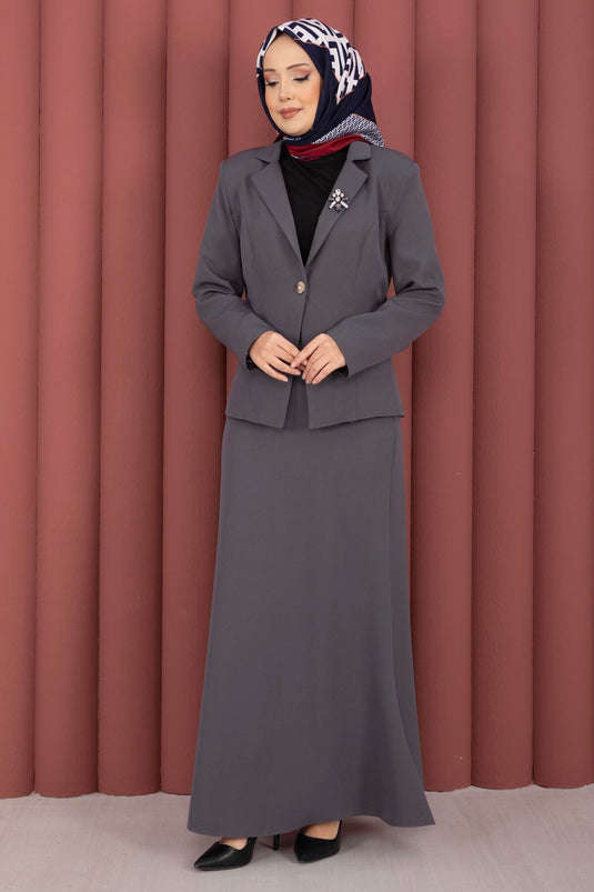 طقم بدلة عمل مكون من سترة وتنورة باللون الرمادي