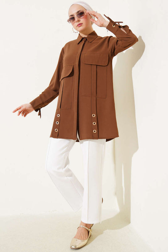 Chemise marron à œillets et grandes poches