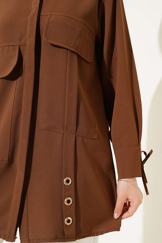 Chemise marron à œillets et grandes poches