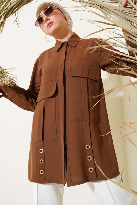 Chemise marron à œillets et grandes poches