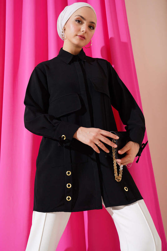 Chemise noire à œillets et grandes poches