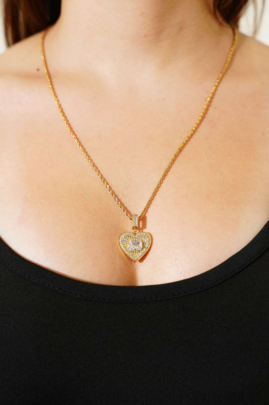 Collier en or avec une grosse pierre en forme de cœur