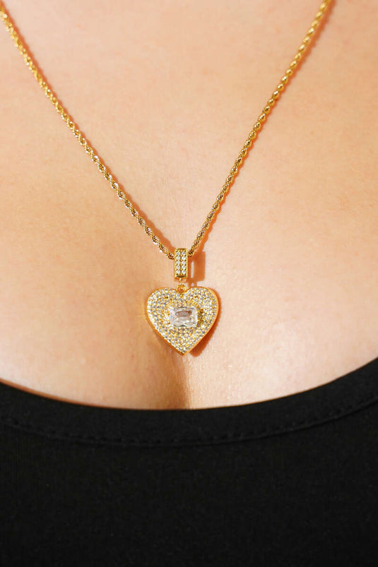 Collier en or avec une grosse pierre en forme de cœur