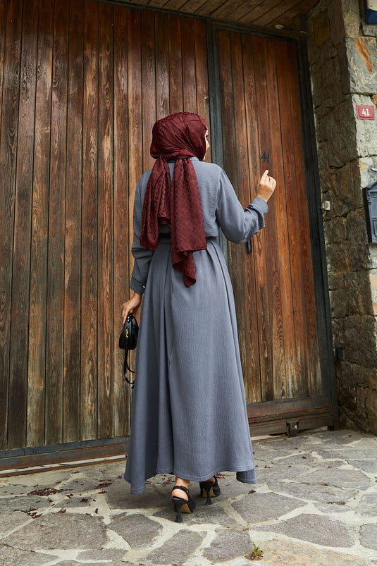 Tailleur jupe froncée et détaillée gris