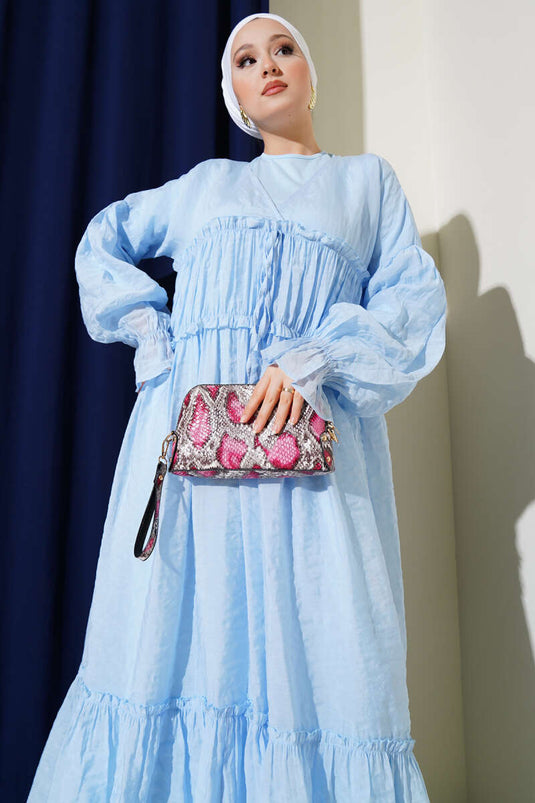 فستان كتان أزرق بفتحة رقبة على شكل حرف V وتفاصيل مجمعة